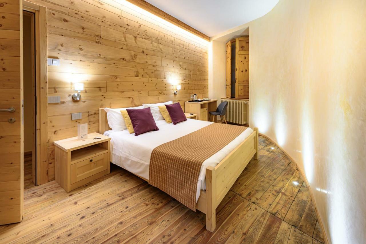 Deluxe Double Room Shower