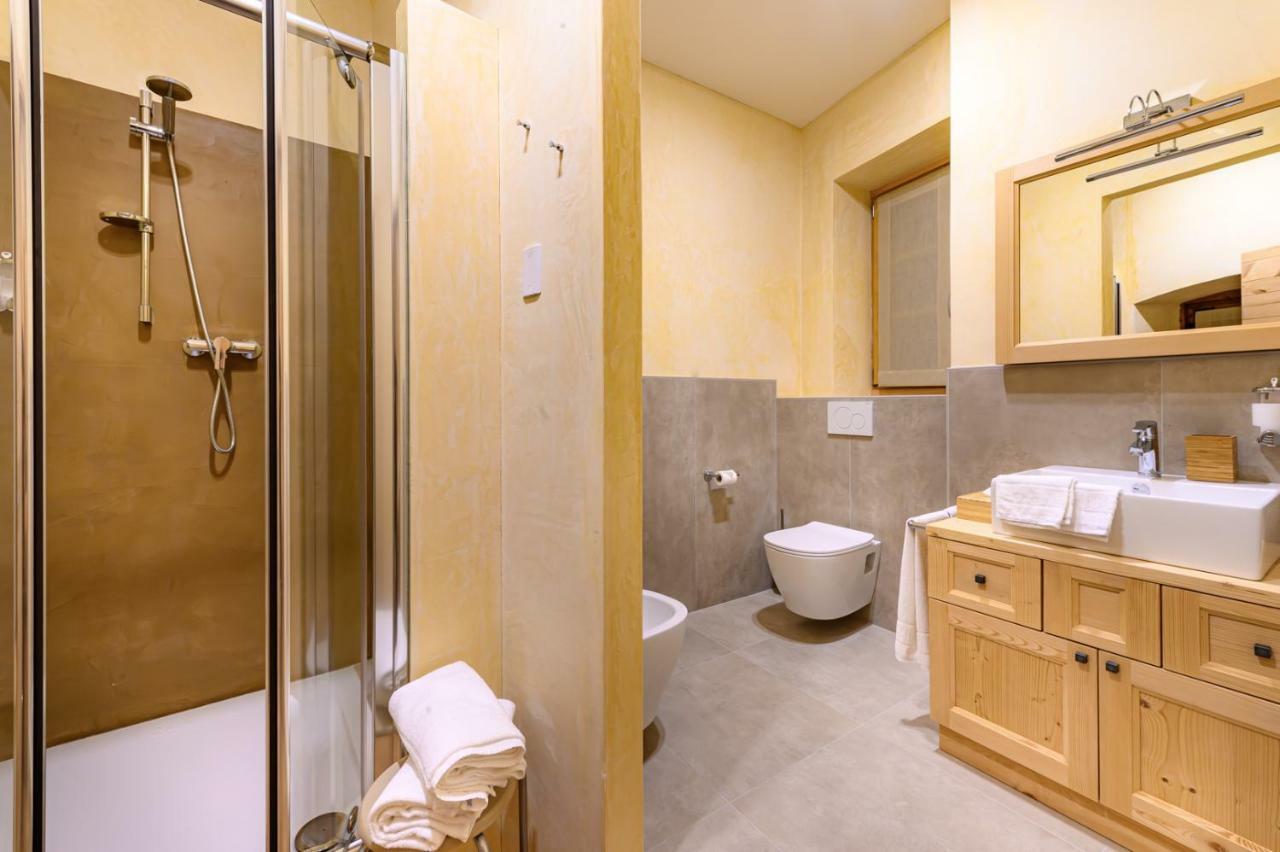Deluxe Double Room Shower