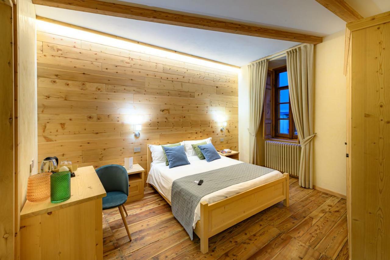 Deluxe Double Room Shower