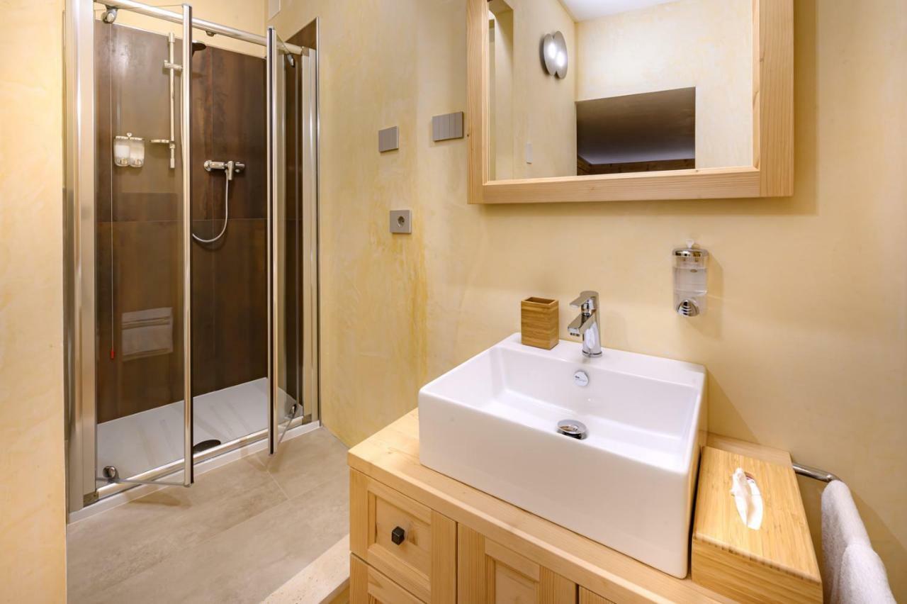 Comfort Triple Room Shower