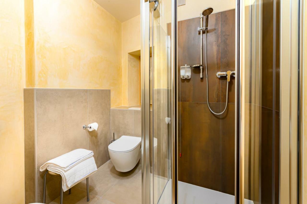 Comfort Triple Room Shower